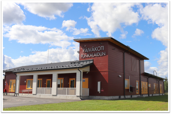 Kuvassa punainen päiväkoti kauniissa kesäsäässä Kuvassa punainen päiväkoti kauniissa kesäsäässä